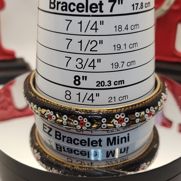 Vintage India beaded black bangle bracelet. Micro mosaic flower pattern. - Picture 3 of 3